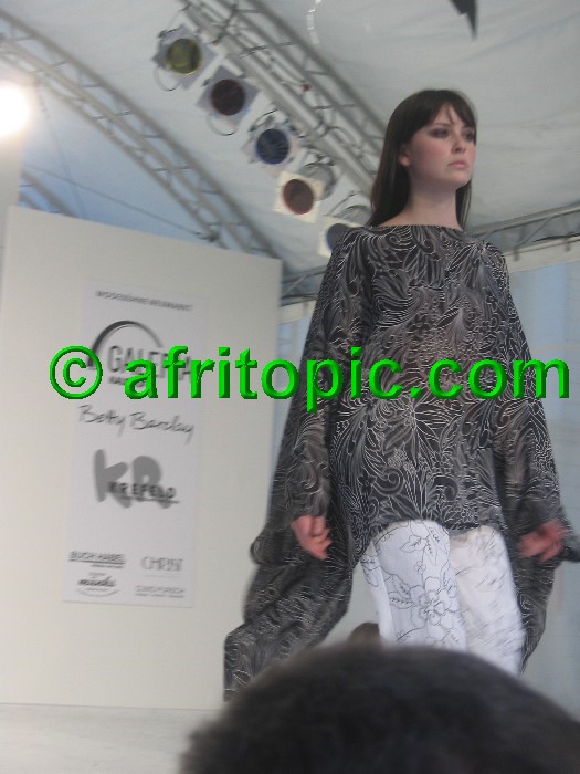 ../Images/Krefeld-Strssenmodenschau-2005 597.jpg